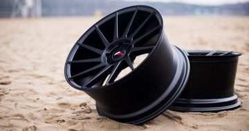 5 llantas Japan Racing para coche con acabado en negro